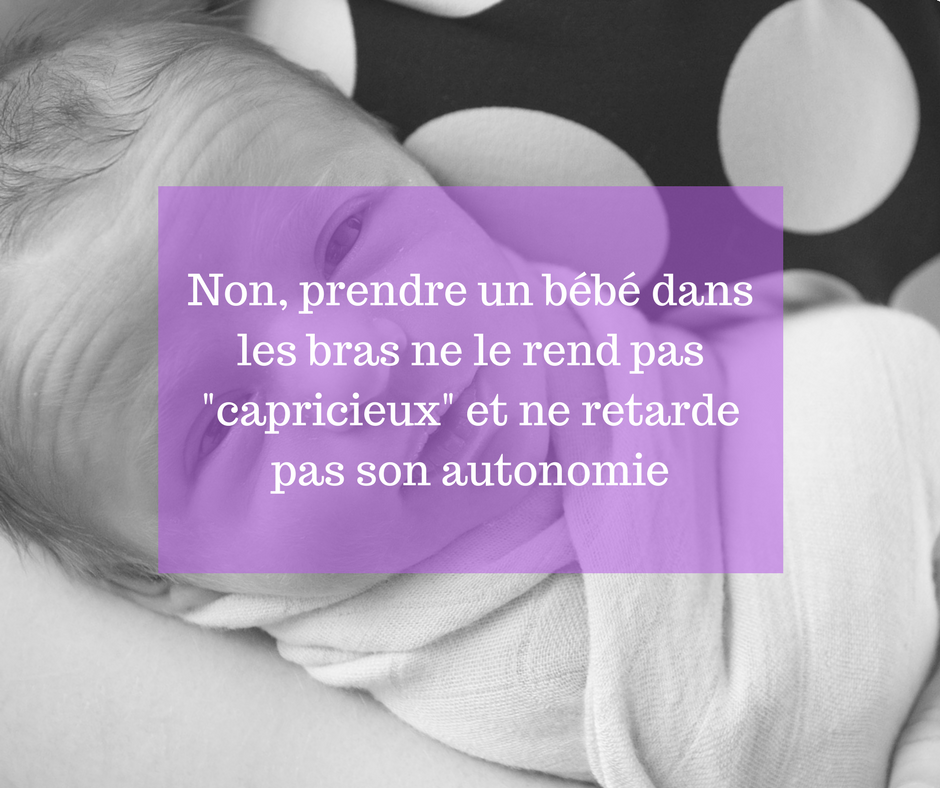 Non, prendre un bébé dans les bras ne le rend pas "capricieux" et ne retarde pas son autonomie
